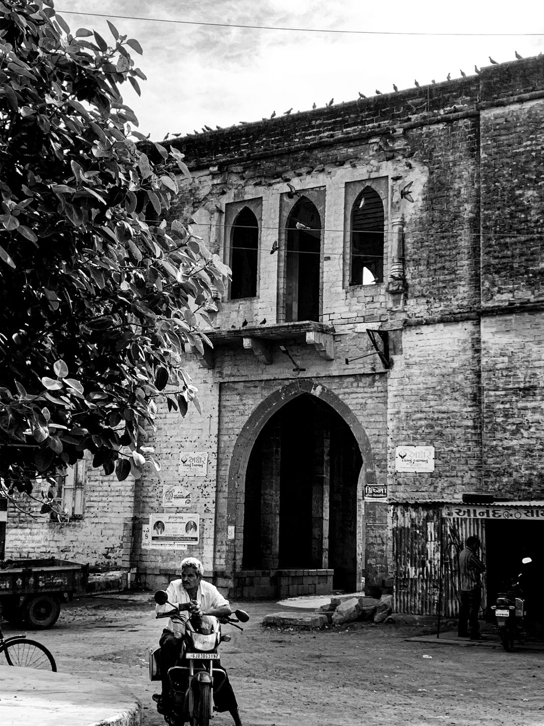 Old gate, colonial architecture, India. © Mohit Patel